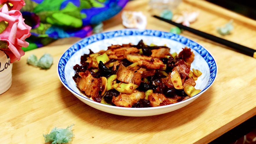 嫩绿纷红不自愁➕尖椒木耳回锅肉