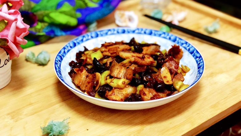 嫩绿纷红不自愁➕尖椒木耳回锅肉,成品