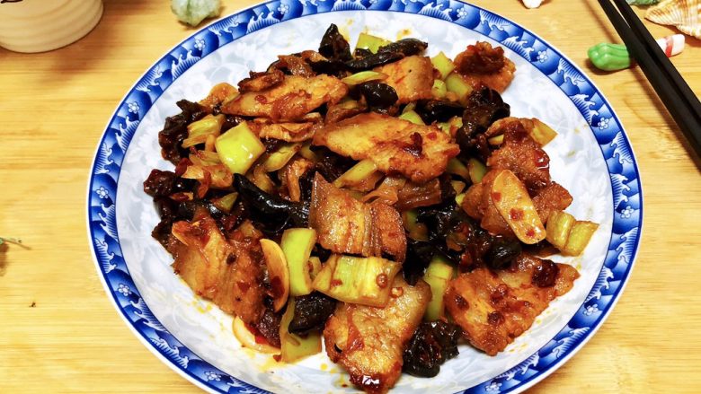 嫩绿纷红不自愁➕尖椒木耳回锅肉,因为现在买不到蒜苗，所以用青椒代替，其他做法与传统回锅肉差不多。肉片香而不腻，添加青椒木耳，营养更全面，是一道很过瘾的下饭菜喔。喜欢的宝宝们，也快来试试吧😄