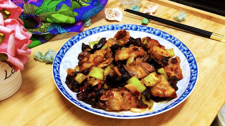 嫩绿纷红不自愁➕尖椒木耳回锅肉,成品