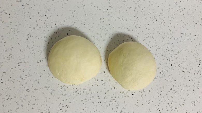 牛角酥,混合好的面胚平均分成两个,一个放入冰箱冷藏备用。