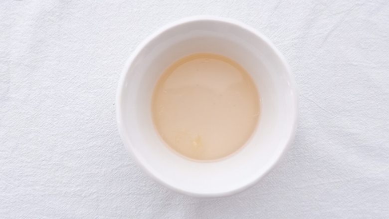 小夏日水果沙拉盘,将白砂糖倒进平底锅里,煮成糖浆,装在碗里放凉挤入<a style='color:red;display:inline-block;' href='/shicai/ 595'>柠檬</a>汁