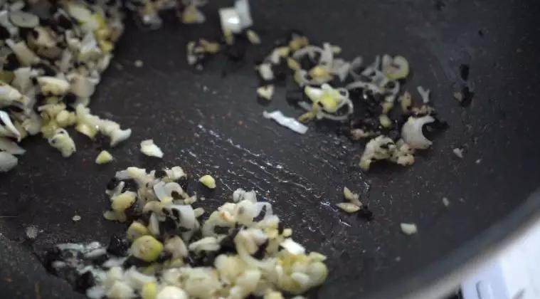 蒸一蒸就能上桌的豆豉蒸鸡翅 美味嫩滑 鲜美适口,油锅爆香豆豉、蒜末、姜末、葱末,炒香