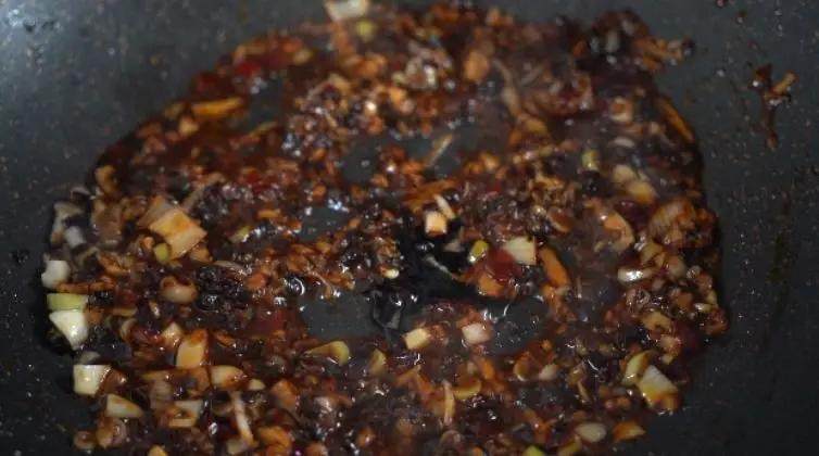 蒸一蒸就能上桌的豆豉蒸鸡翅 美味嫩滑 鲜美适口,加入豆瓣酱,炒出红油