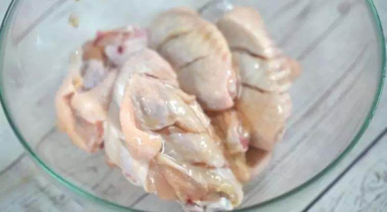 蒸一蒸就能上桌的豆豉蒸鸡翅 美味嫩滑 鲜美适口,加入盐、料酒,抓匀腌制10分钟