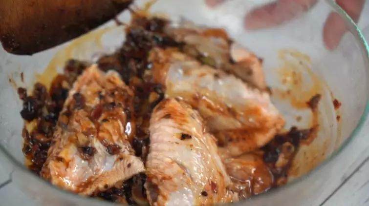 蒸一蒸就能上桌的豆豉蒸鸡翅 美味嫩滑 鲜美适口,将炒好的料汁拌入鸡翅中,上锅蒸30分钟即可