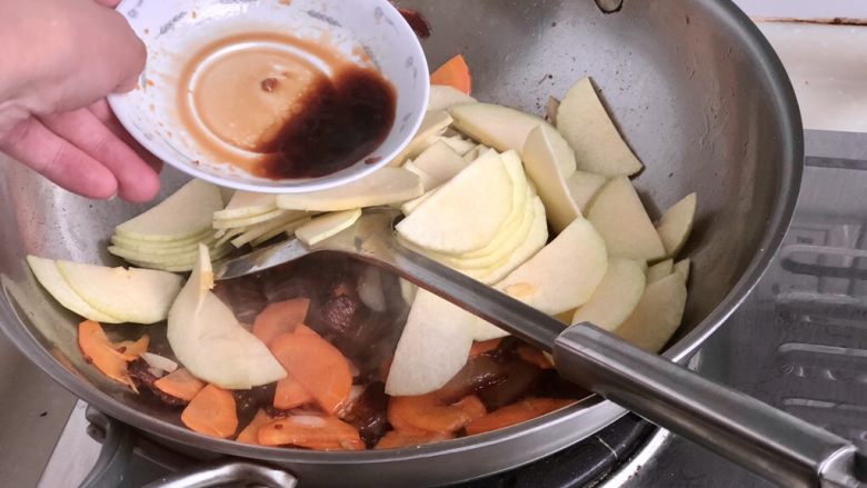 胡萝卜炒腊肉➕胡萝卜青南瓜炒腊肉,加入蒸腊肉的汁水,中火翻炒半分钟