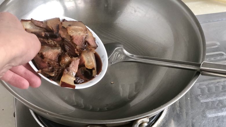 胡萝卜炒腊肉➕胡萝卜青南瓜炒腊肉,热锅后加少许食用油,下腊肉,中小火煸炒出油
