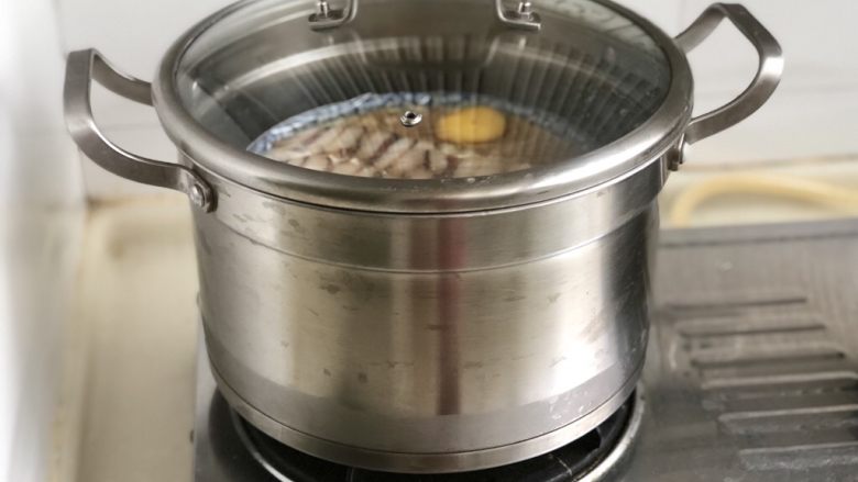 日影红霞里梦思➕腊肉豆腐肉饼蒸蛋,水开后,放入盘子,中大火蒸20分钟