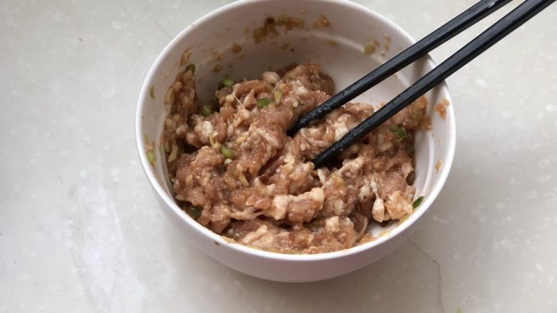 日影红霞里梦思➕腊肉豆腐肉饼蒸蛋,搅拌均匀,再分次打入一些清水,搅拌上劲让肉末吸收水分,使蒸出来的肉更加滑嫩
