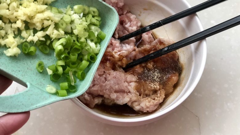 日影红霞里梦思➕腊肉豆腐肉饼蒸蛋,再加入姜末葱白