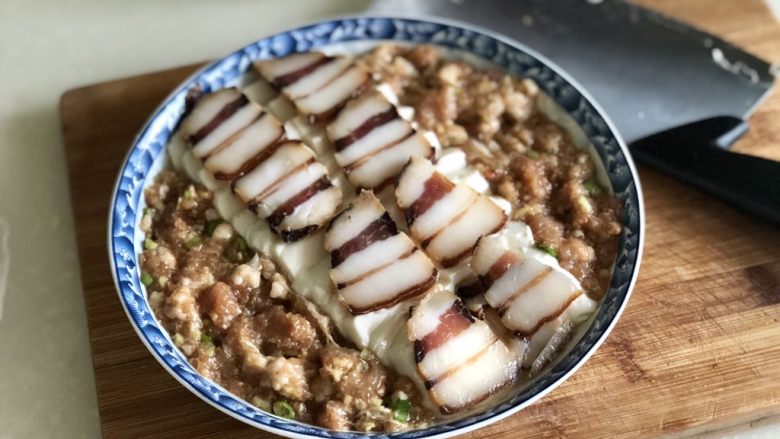 日影红霞里梦思➕腊肉豆腐肉饼蒸蛋,把肉片铺在内脂豆腐上