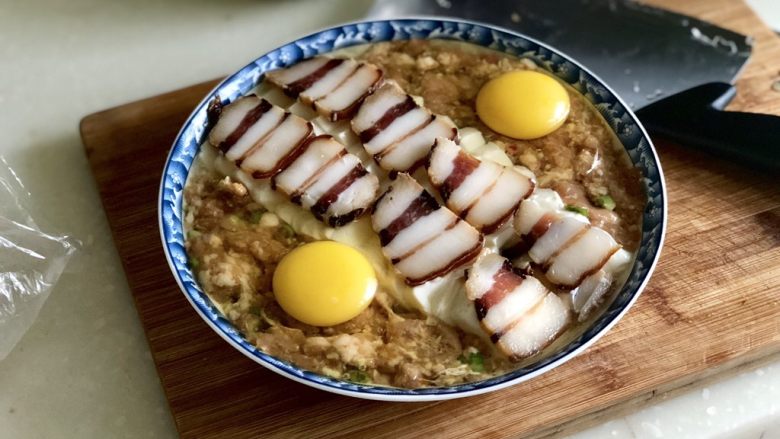 日影红霞里梦思➕腊肉豆腐肉饼蒸蛋,肉馅表面轻轻按一个窝,两边分别打上一颗鸡蛋