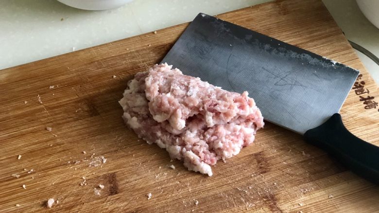 日影红霞里梦思➕腊肉豆腐肉饼蒸蛋,猪腿肉去皮,切小块再剁成肉末,觉得费事的也可以用搅拌器