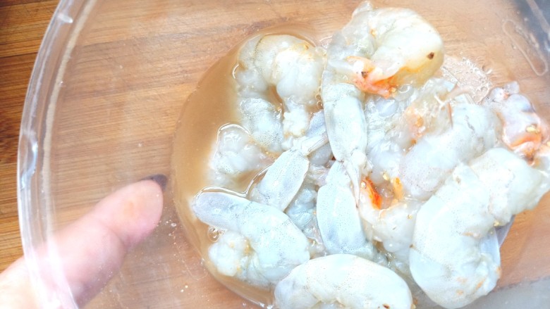 补钙鲜嫩虾糕,腌好,将腌制出的水和料酒倒掉