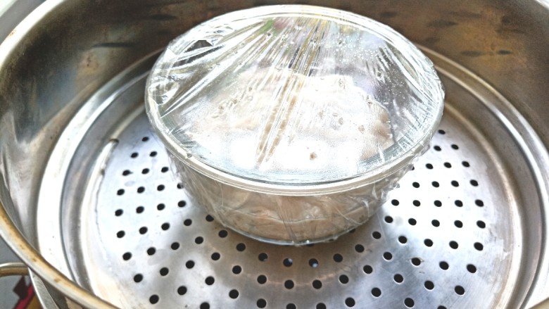 补钙鲜嫩虾糕,上锅蒸,上汽蒸10分钟
