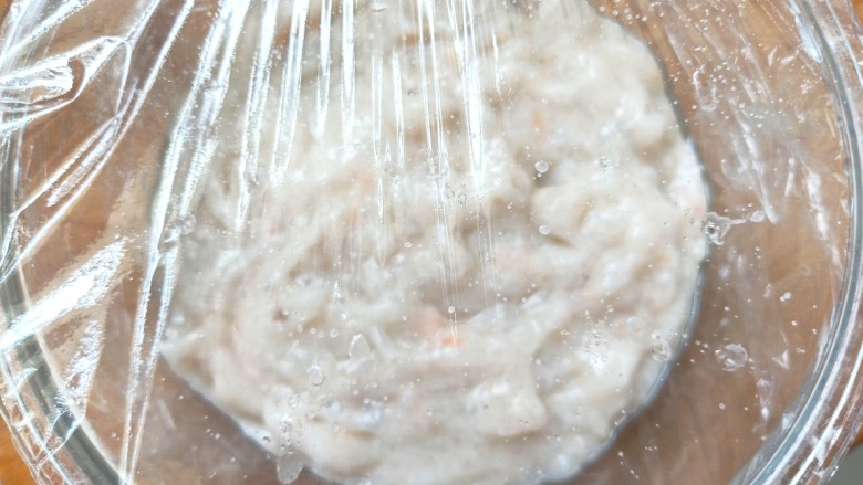 补钙鲜嫩虾糕,盖上保鲜膜,扎控