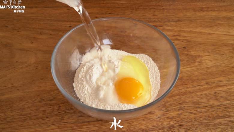 4种材料烤出香脆【原味鸡蛋仔】懒人必备!,加入牛奶(或水)