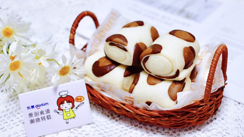 花样豹纹馒头,香味浓郁的豹纹馒头,吸引了我家挑食的宝宝,她一口气吃了两个,嘻嘻,喜欢的不得了。