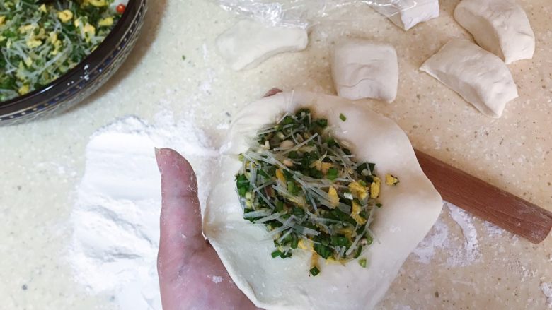 浅湘食光&烫面韭菜盒子,包入馅料