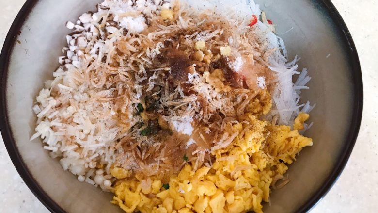 浅湘食光&烫面韭菜盒子,加入<a style='color:red;display:inline-block;' href='/shicai/ 788'>生抽</a>、盐、<a style='color:red;display:inline-block;' href='/shicai/ 10588'>糖</a>、<a style='color:red;display:inline-block;' href='/shicai/ 134292'>白胡椒</a>粉、<a style='color:red;display:inline-block;' href='/shicai/ 12043'>花椒粉</a>、<a style='color:red;display:inline-block;' href='/shicai/ 756'>鸡精</a>、蒜末、姜末、<a style='color:red;display:inline-block;' href='/shicai/ 3738'>芝麻油</a>（可加点小米辣）
