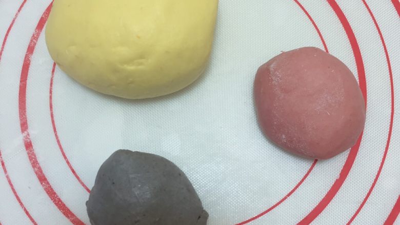 卡通果蔬馒头-小蜜蜂,黄色南瓜和面、黑色黑芝麻和面、红色红菜头和面,都要加上适量的发酵粉、油、糖之类的,面团要反复揉搓,直至光滑