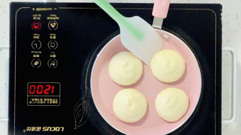 蜂蜜松饼🥞,时间到反面。用刮刀轻轻从边缘掀起,盖上盖子在2分钟。