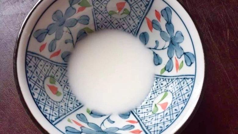 枣泥核桃糖,淀粉加水调匀,备用