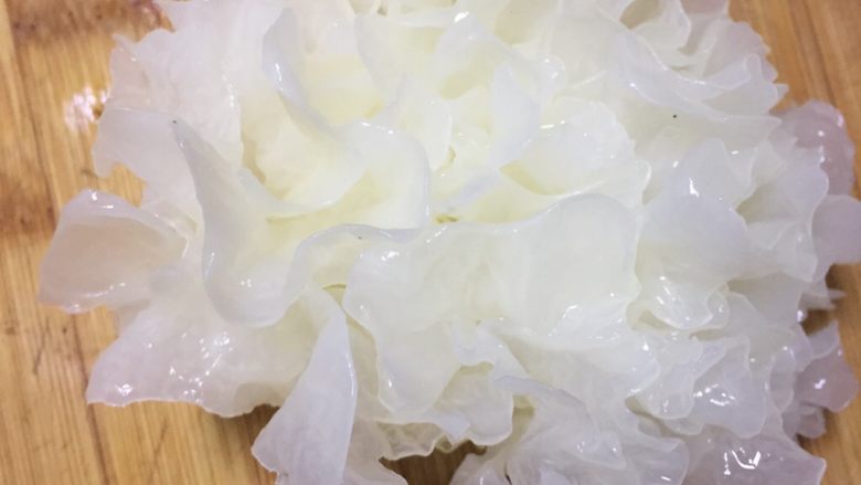 百合银耳莲子羹,完美的银耳