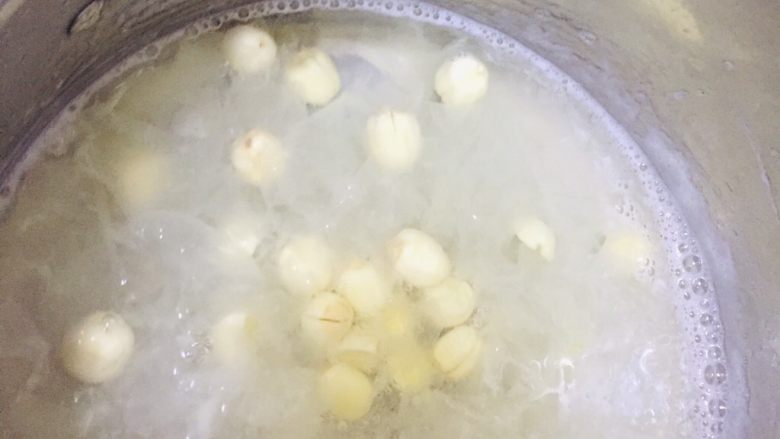 百合银耳莲子羹,30分钟后加入莲子煮20分钟