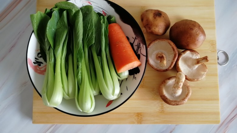 香菇油菜,准备好所有的食材,洗净备用,<a style='color:red;display:inline-block;' href='/shicai/ 115'>油菜</a>去掉老叶,在根部切十字刀