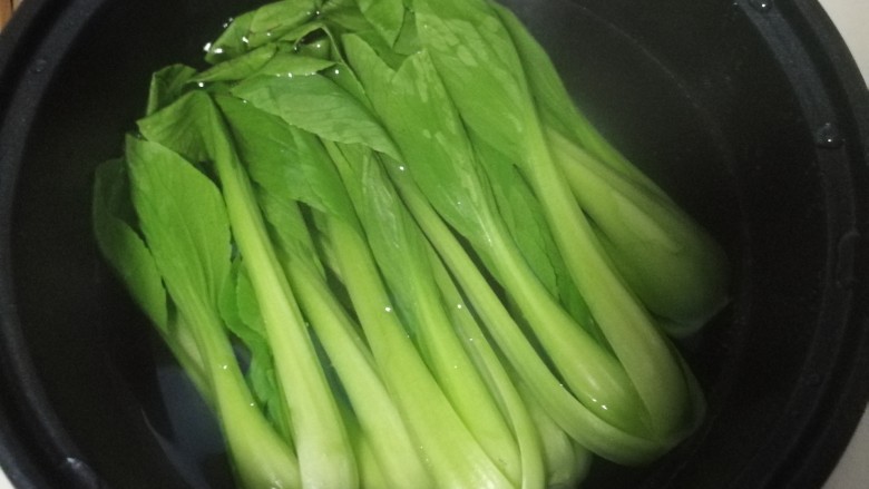 香菇油菜,锅中烧开水,先加一点盐,再加入油菜焯水