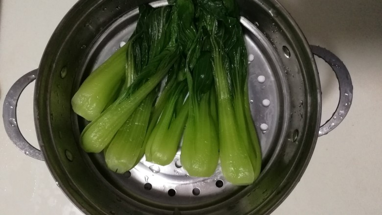 香菇油菜,把焯水后的油菜捞起来,过一下凉水