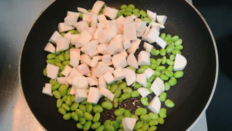 糖醋茭白豆仔,豆仔翻炒1分钟,倒入茭白