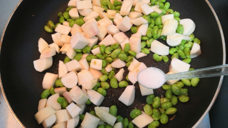 糖醋茭白豆仔,再次翻炒均匀后,放入盐