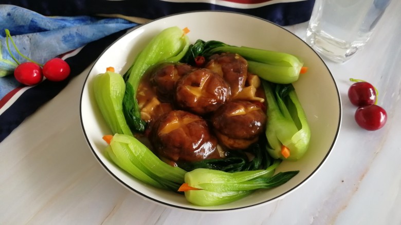 香菇油菜,端上桌再来拍个美照,就了无遗憾的进我的肚子里吧!嘻嘻哈哈~