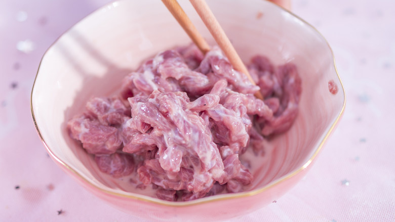 吃腻了普通的三明治?那你一定要试试这款浪漫的法式三明治!,<a style='color:red;display:inline-block;' href='/shicai/ 216'>牛肉</a>丝用水淀粉进行勾芡