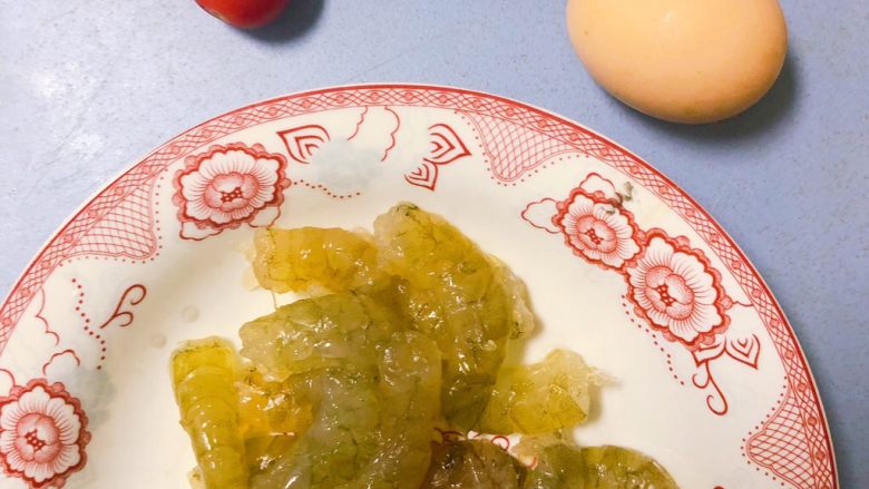 补钙鲜嫩虾糕,所需食材。鲜虾先放冰箱冷冻10分钟,再去壳去虾线,虾仁清洗后控下水。鲜虾冷冻10分钟后去壳会很轻松。