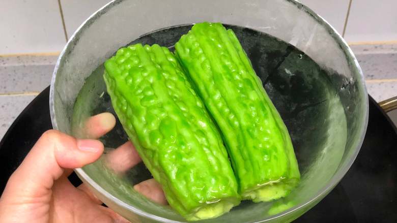 苦瓜新吃法——“苦尽甘来”,把焯好的苦瓜捞起过一下凉水,然后沥水备用;