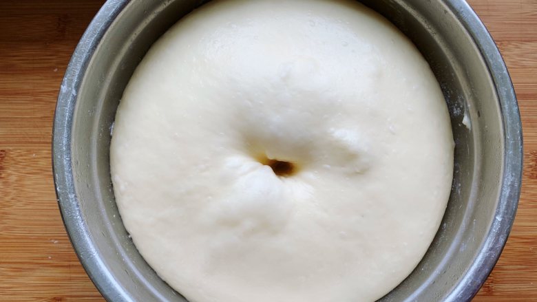 金钱小面包,面团发酵至两倍大时,手指沾粉插入面团中间,洞洞不回缩不塌陷就表示发酵到位。