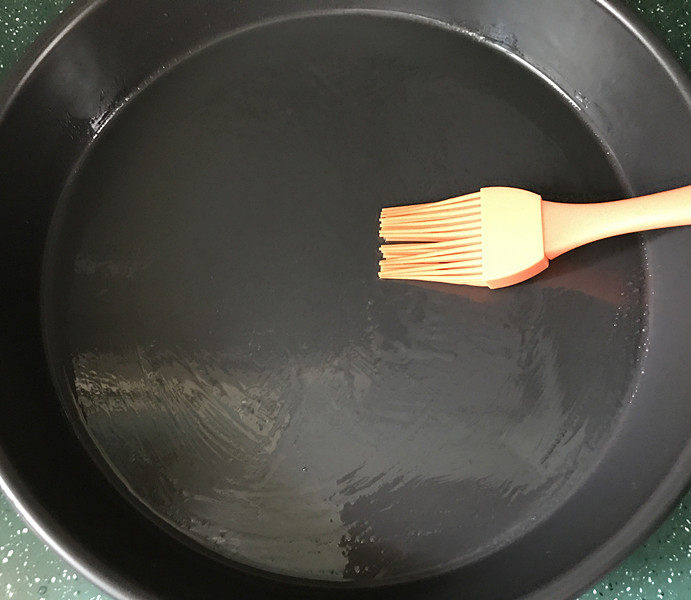 黄瓜凉皮,盘中刷油,没有凉皮专用工具,就用9寸披萨盘代替了,做出来的凉皮大小正合适