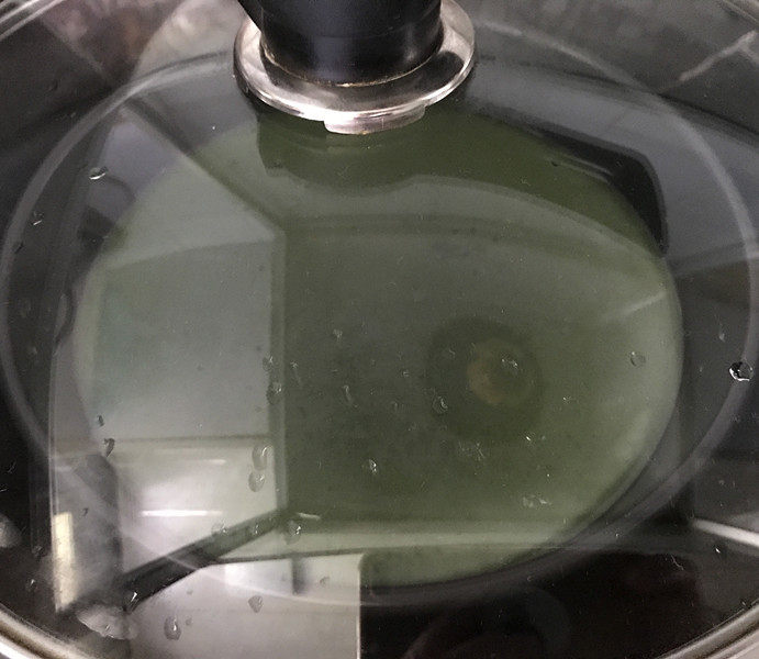黄瓜凉皮,然后加盖煮1~2分钟,看见面糊鼓起很多大泡泡即可