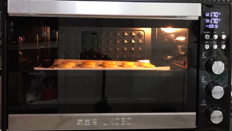 香肠时蔬司康,入预热好的烤箱中层,上下火170度20分钟。