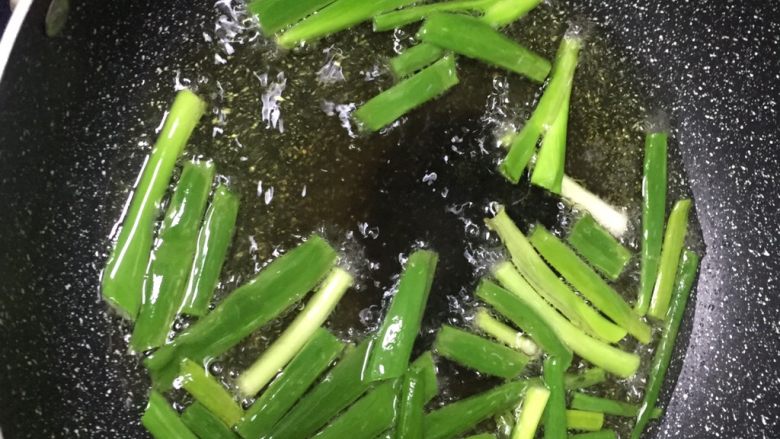 葱油小白斩,热锅热油入葱段
