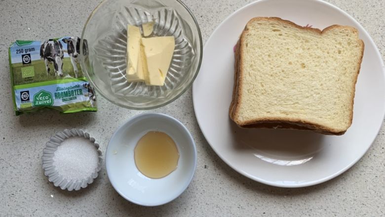 蜂蜜黄油吐司片,先把材料备好,烤箱预热190度