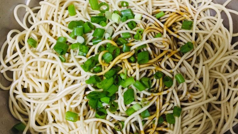 葱油拌面,面中倒入煮好的汤汁，再来一把葱花，搅拌均匀