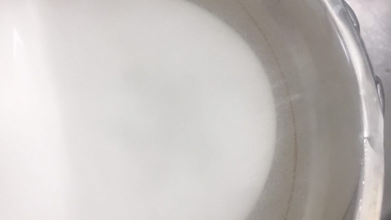 家庭版锅包肉,土豆淀粉倒去上边的水