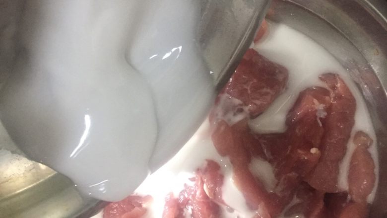 家庭版锅包肉,来吧浓厚的淀粉液体倒入肉中