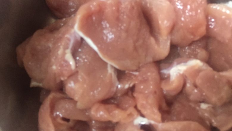 家庭版锅包肉,抓匀放冰箱腌制10分钟