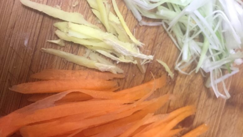 家庭版锅包肉,<a style='color:red;display:inline-block;' href='/shicai/ 3250'>葱</a><a style='color:red;display:inline-block;' href='/shicai/ 37'>姜</a><a style='color:red;display:inline-block;' href='/shicai/ 25'>胡萝卜</a>切丝，这个量不用太多，自己适量掌握